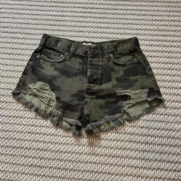 We The Free Camo Jean Shorts - NWOT - Picture 2 of 5
